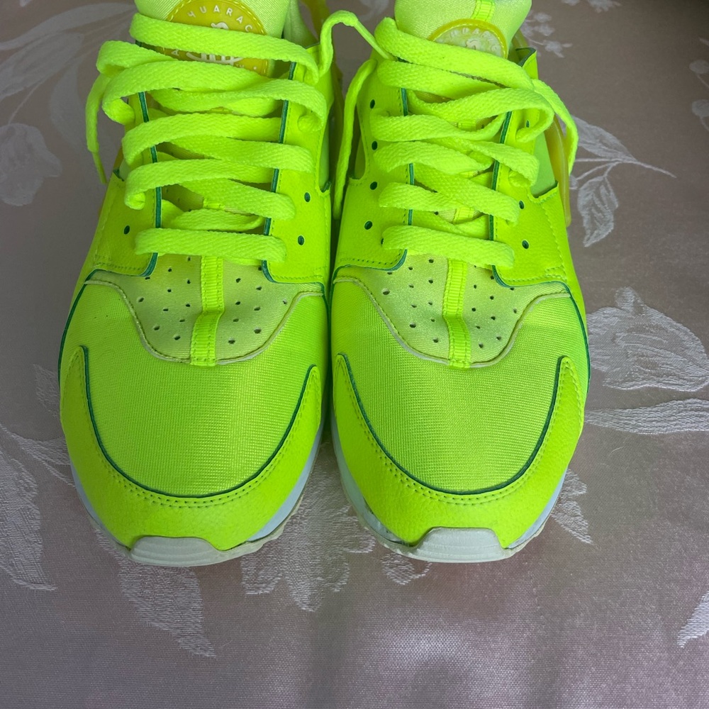 NIKE huarache neon men size 10.5 used condition